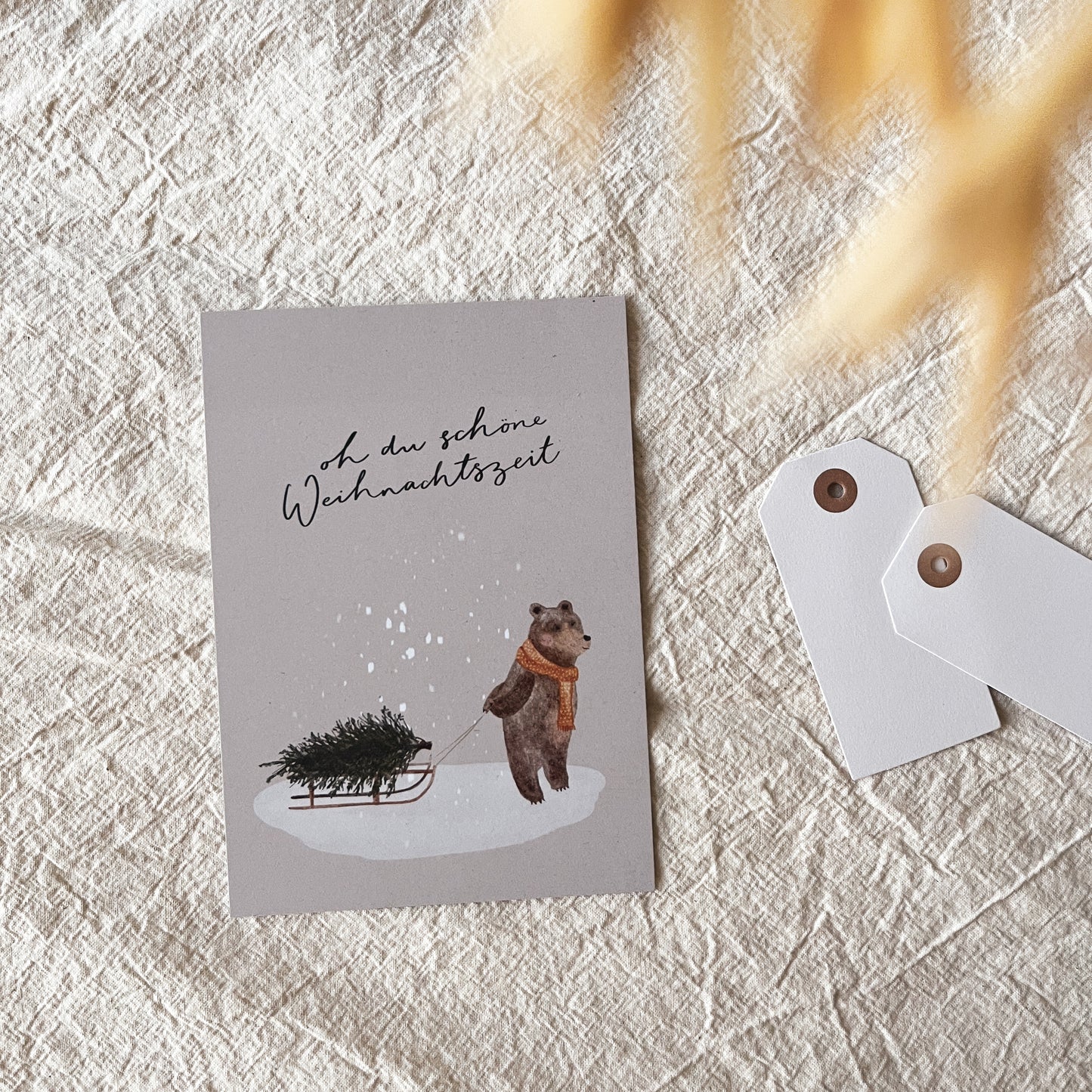Weihnachtskarte Bär mit Weihnachtsbaum (Postkarte A6)