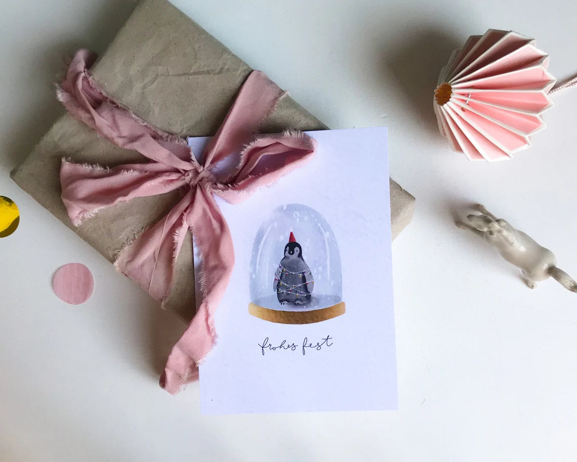 Weihnachtskarte Pinguin Schneekugel (Postkarte A6)